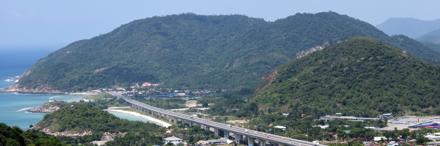 プーケットの丘陵、橋、空港、港、西岸ビーチが重なる地形