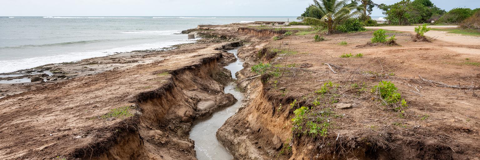 プライアの乾いた谷、給水、雨季の水流、海岸侵食、暑さへの備えを表す都市風景