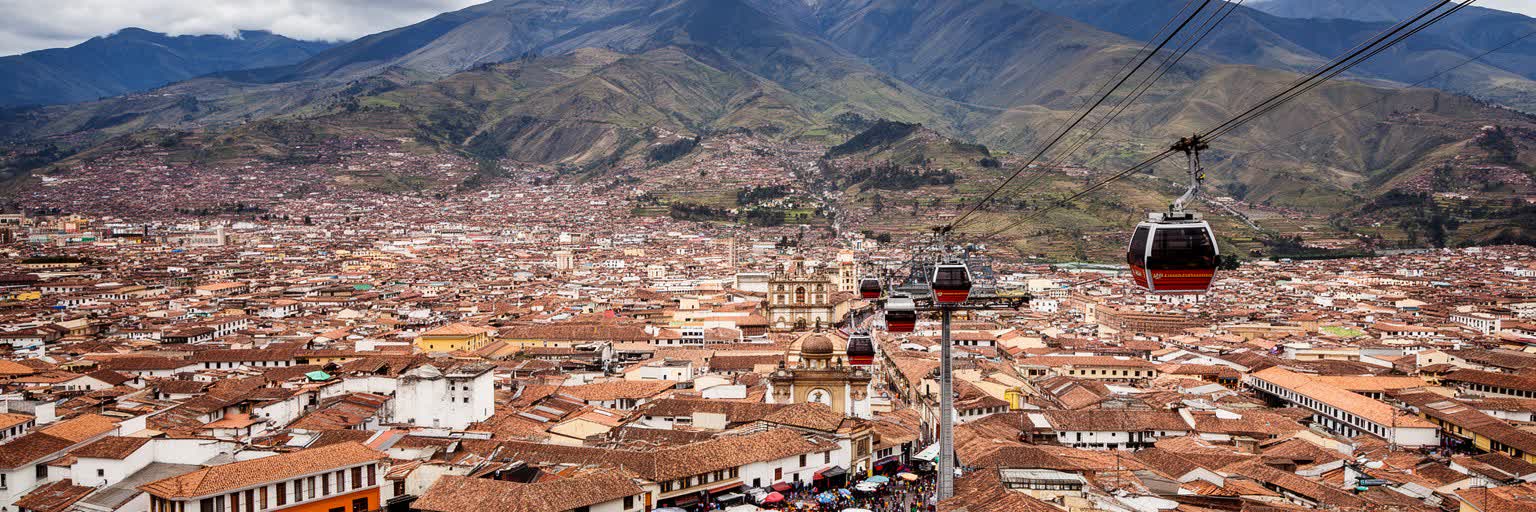 キトを総合的に読む旧市街、山、政府、住宅の景観