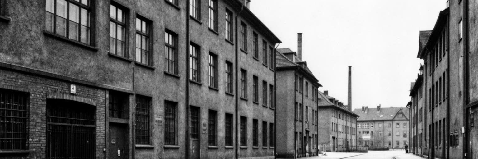 炭鉱労働者の住宅、労組会館、工場門、記念碑、地域の集会が重なる労働記憶の景観