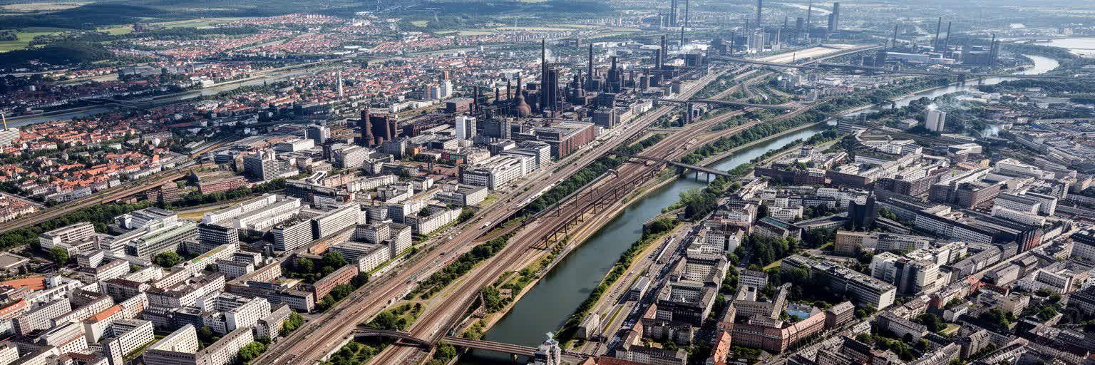 ルール地方の複数都市、鉄道、運河、住宅地、緑地が連なる多核都市圏