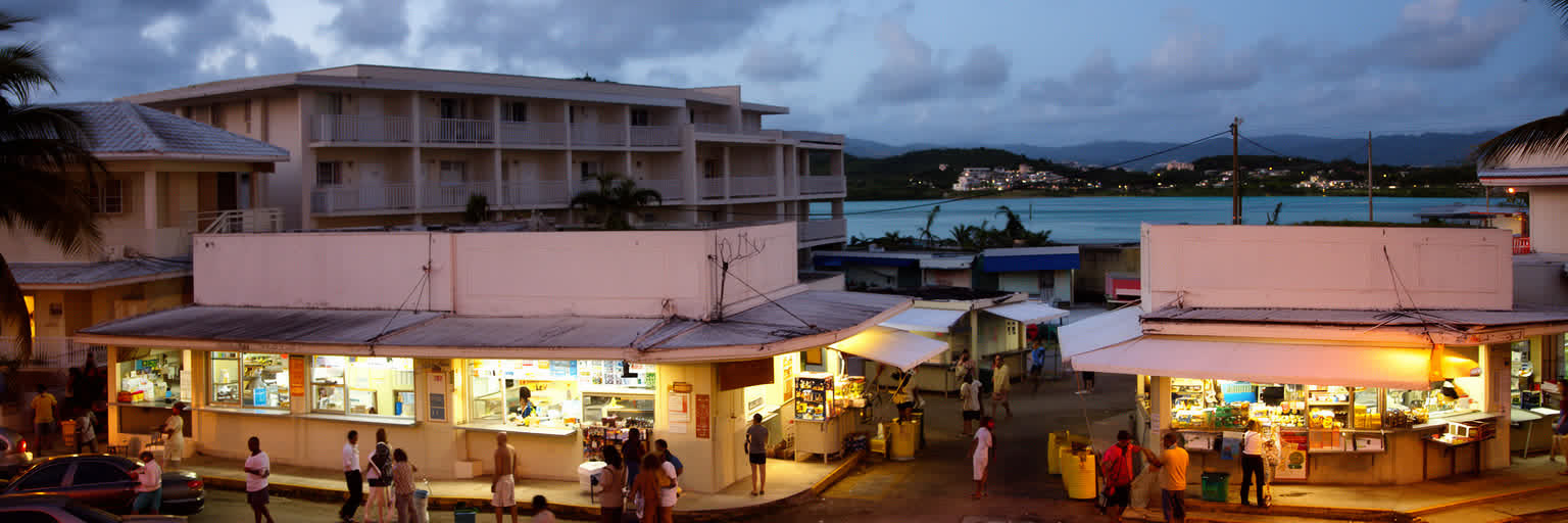サイパンのガラパン周辺の店、住宅、ホテル、夜の食文化、道路の日常