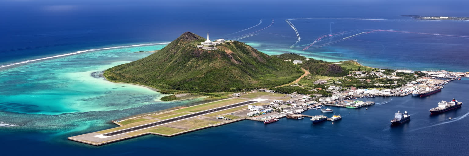 サイパンのラグーン、港、空港、丘陵が太平洋航路と重なる景観