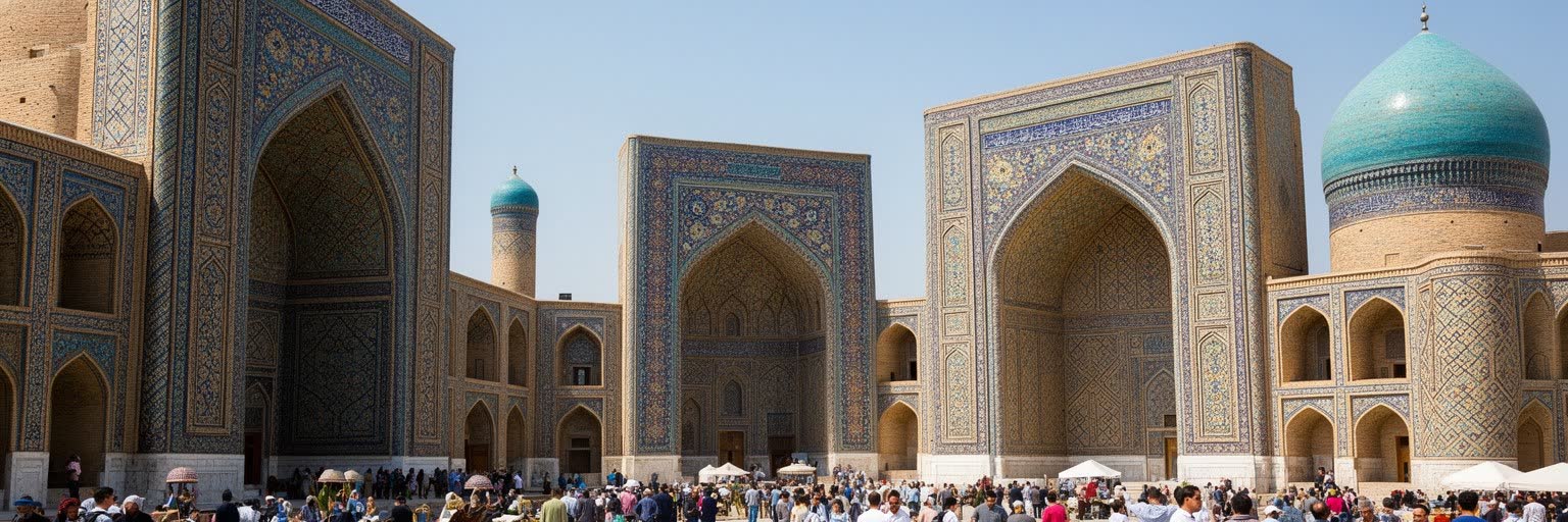 サマルカンドのレギスタン広場と青いタイルの建築を表す画像
