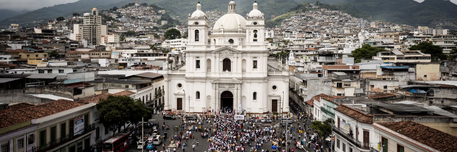 サンサルバドルの大聖堂、ロメロ大司教の記憶、行列、福音派教会を表す宗教景観