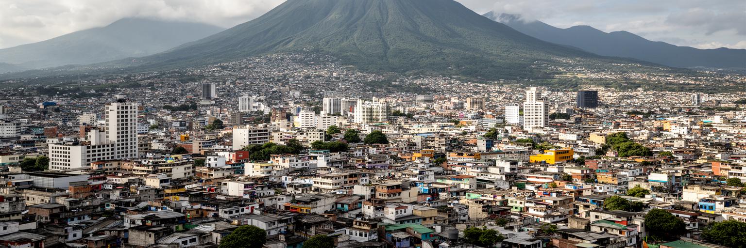 サンサルバドルを火山、政治、商業、信仰、治安、移民、日常生活から総合して読む景観