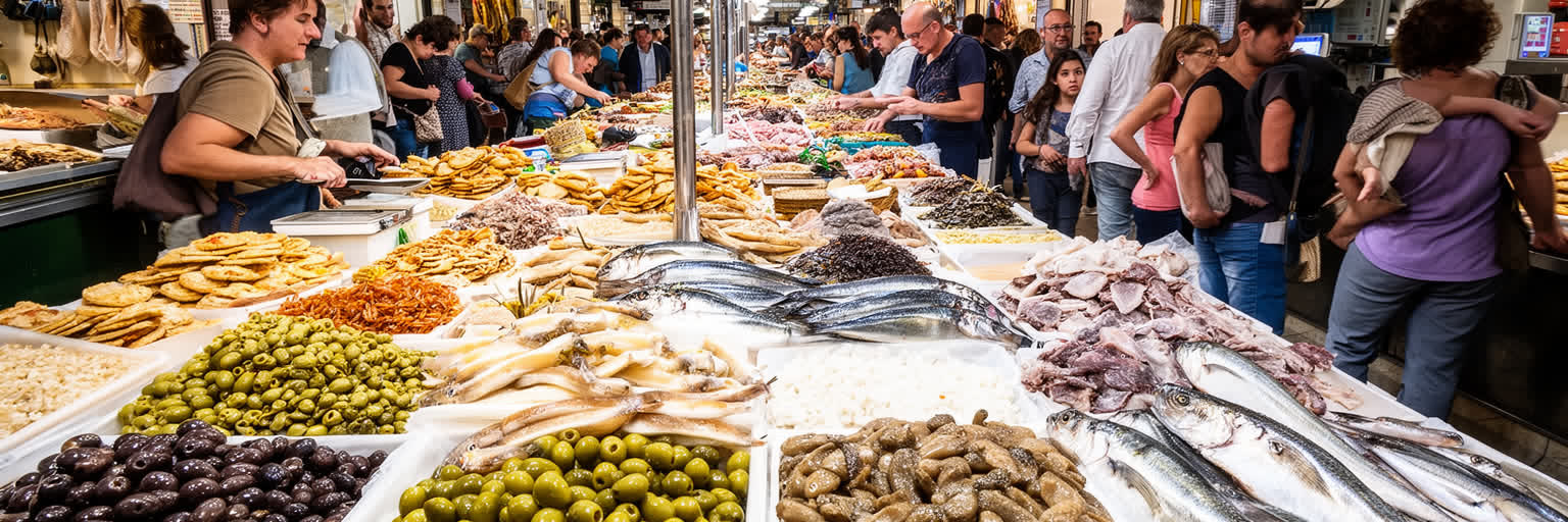 セビリアの市場、タパス、オリーブ、魚介、オレンジ、バル、買い物客が重なる食文化景観