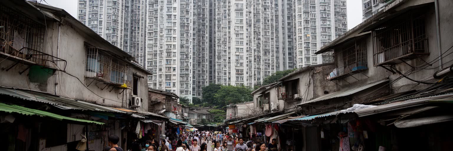 深圳の高層住宅、家賃、通勤、若い世帯の生活圧力を表す都市景観