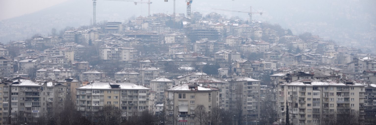 スコピエの集合住宅、郊外住宅、建設クレーン、山麓の地区、交通量の多い道路