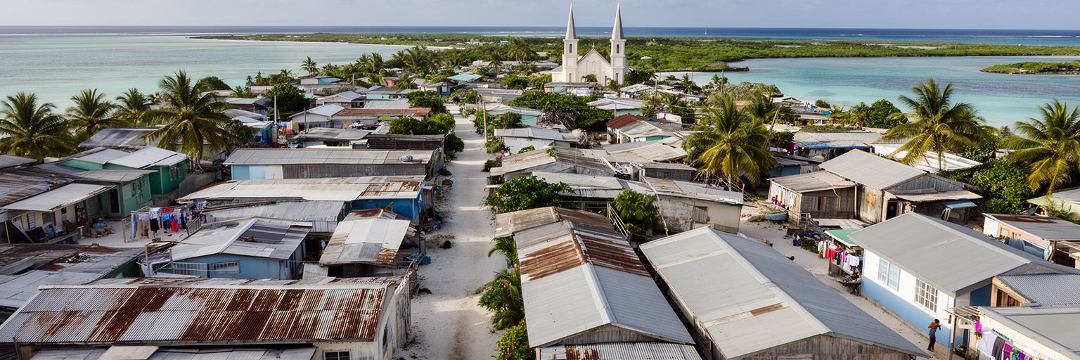 狭い敷地に家族住宅、路地、教会、海辺が密集するサウスタラワの住宅地