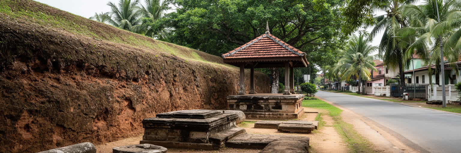 旧コッテ王国の土塁、石造遺構、寺院、静かな住宅地が重なる景観