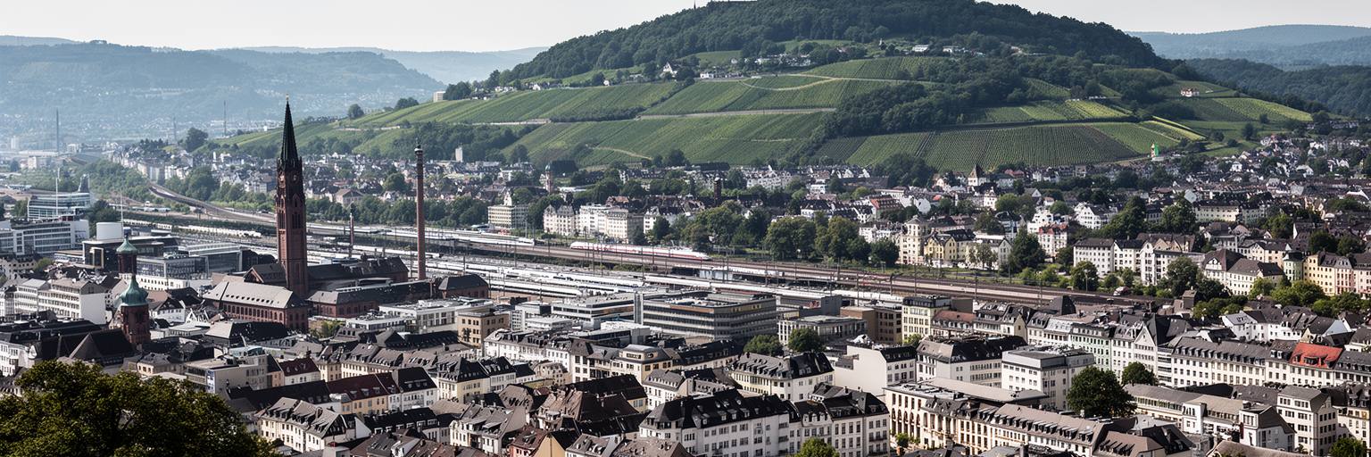 シュトゥットガルトを総合的に読むための丘陵、工業、駅、葡萄畑、住宅地の景観