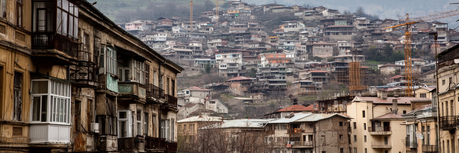 トビリシの住宅と再開発を表す画像