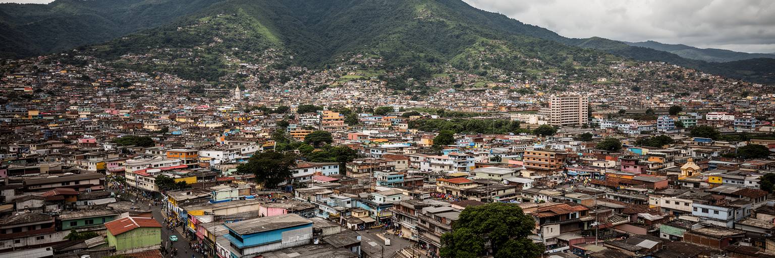 テグシガルパを山間盆地、政治、信仰、移民、治安、住宅から読む景観
