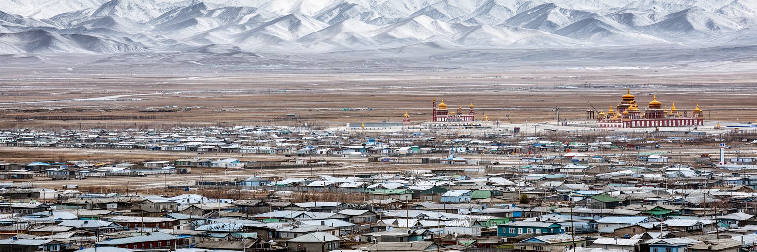 丘陵に広がるゲル地区、柵地、煙突、未舗装路、集合住宅が並ぶウランバートル