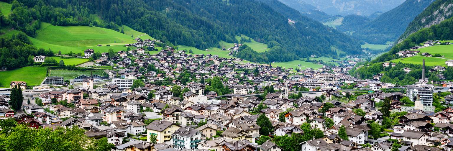 ファドゥーツの住宅地、斜面、低層建築、農地、山の景観が接する街並み