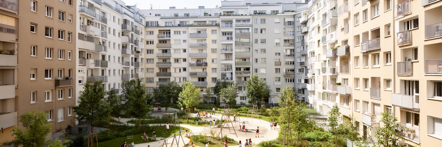 ウィーンの社会住宅、中庭、集合住宅、保育施設、公園が重なる公共住宅の景観