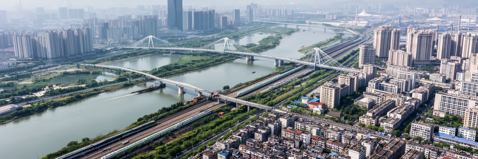 長江、橋、大学、工業、湖、市場を重ねて武漢を読む都市景観