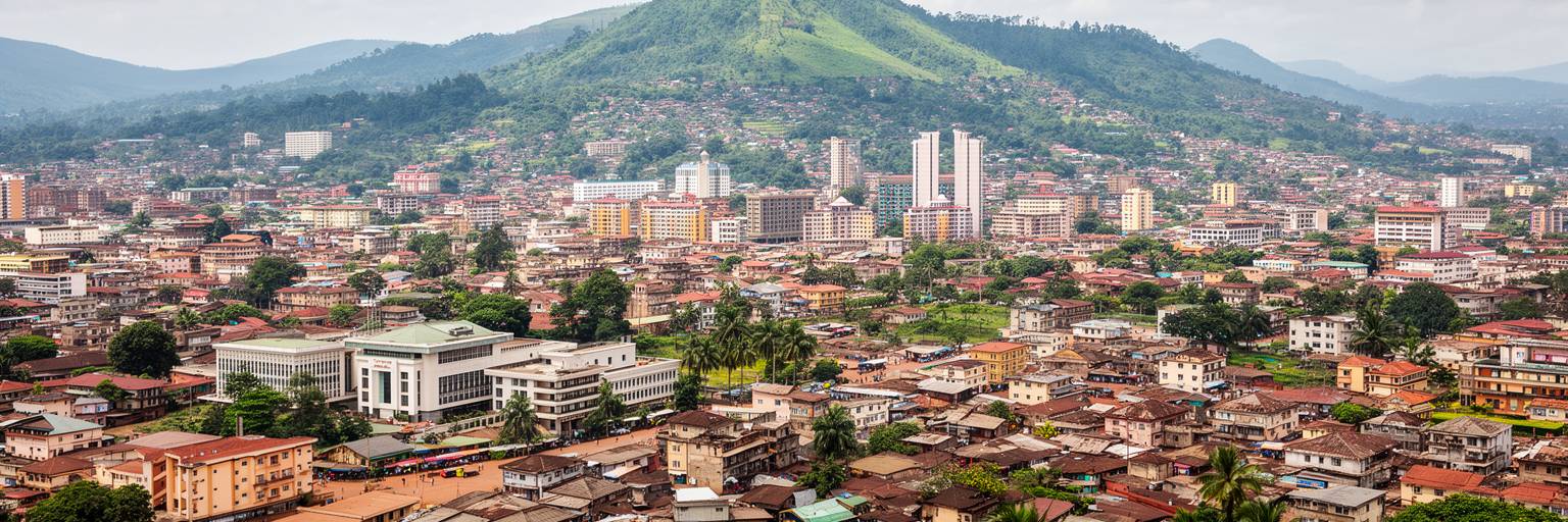 ヤウンデの丘陵住宅、給水、電気、排水、生活道路を表す景観
