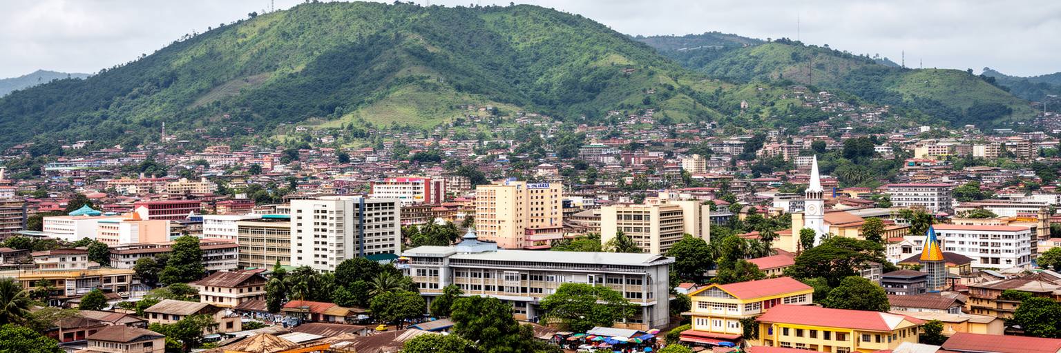 七つの丘に広がるヤウンデの住宅地、官庁、緑地、道路を表す景観